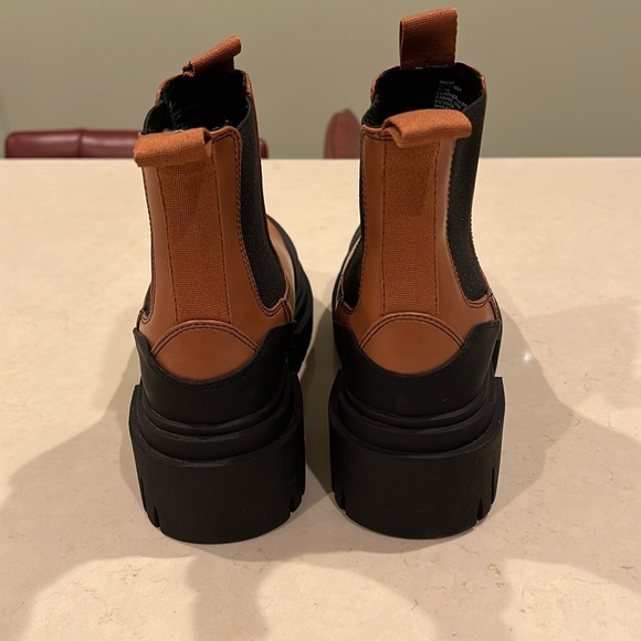 Steve Madden Tan/Blk Nicki Chelsea Boots - Picture 4 of 8